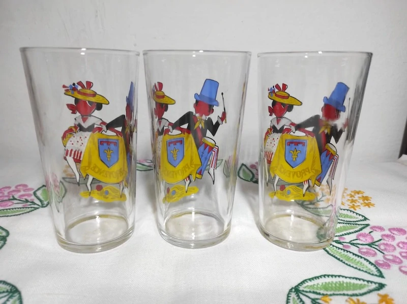 Retro sklenice z francouzské hořčice