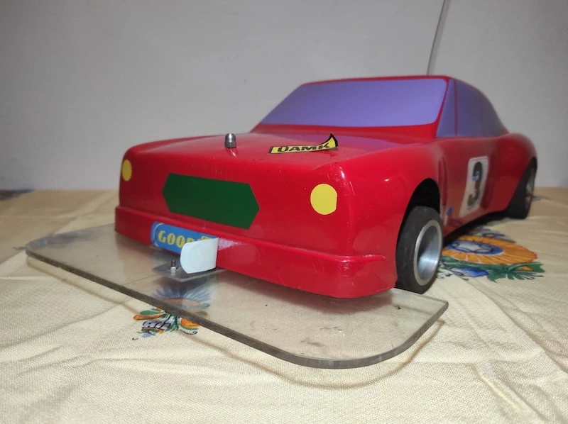 Retro dálkově ovládané autíčko (RC model)