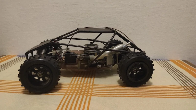 Starý modelářský RC model auta – nálezový stav