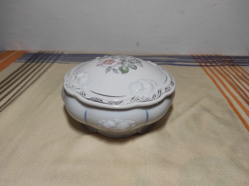 Stará porcelánová cukřenka