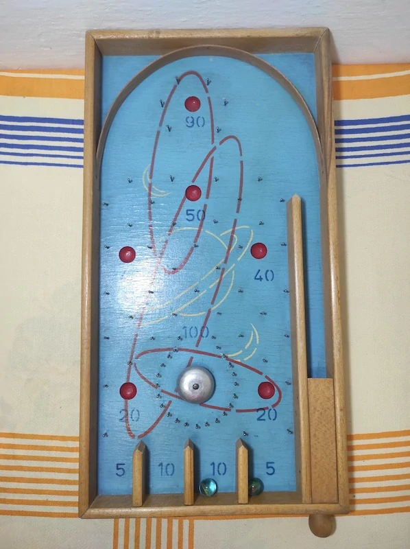 Retro dřevěná stolní hra Tivoli s vystřelovací kuličkou a zvonkem