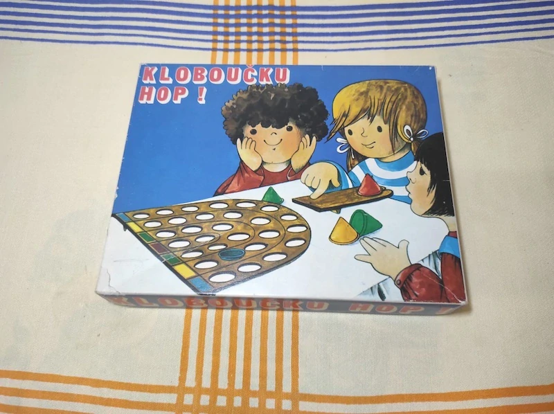 Retro Kloboučku, hop! – Směr