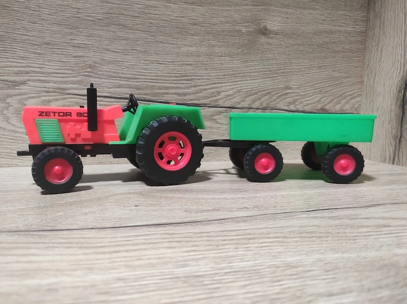 Dubena retro plastový traktor s vlečkou
