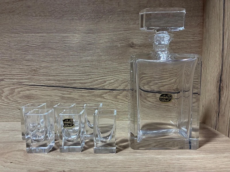 Elegantní skleněná karafa s panáky Bohemia Glass
