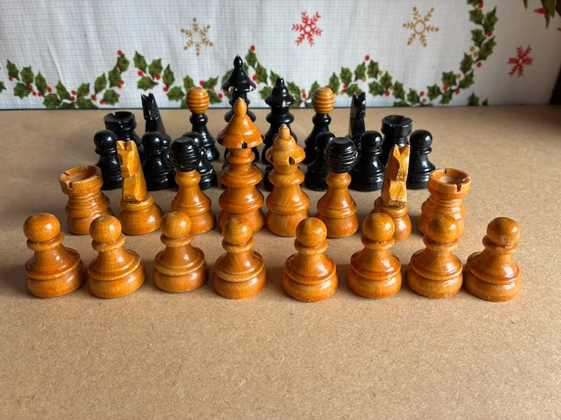 Staré dřevěné šachové figurky