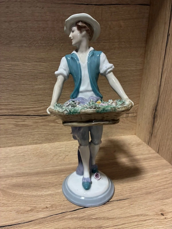 Porcelánová soška – zahradník