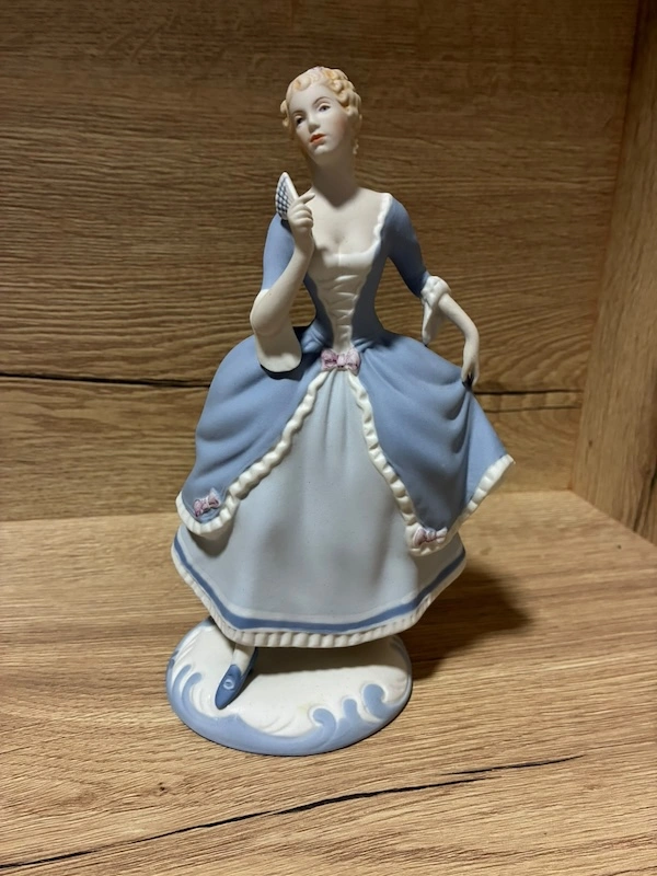 Porcelánová soška Royal Dux – dáma s vějířem