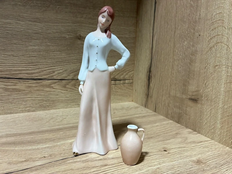 Porcelánová soška Royal Dux – Dáma se džbánem (návrh Fuksová)