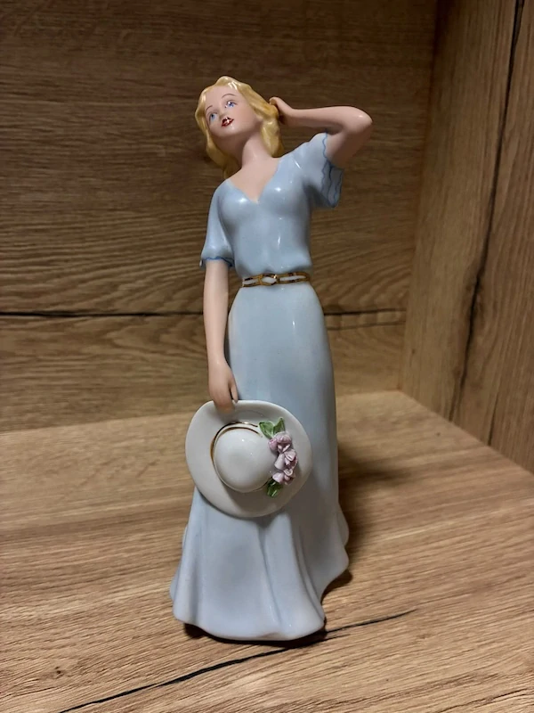 Porcelánová soška Royal Dux – Dáma s kloboukem (návrh Fuksová)