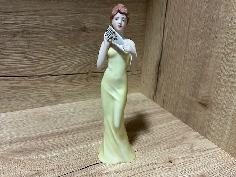 Porcelánová soška Royal Dux – Dáma s vějířem (návrh Fuksová)