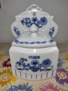 Porcelánová závěsná dóza na cukr 