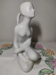 Royal Dux, akt ženy, porcelánová soška