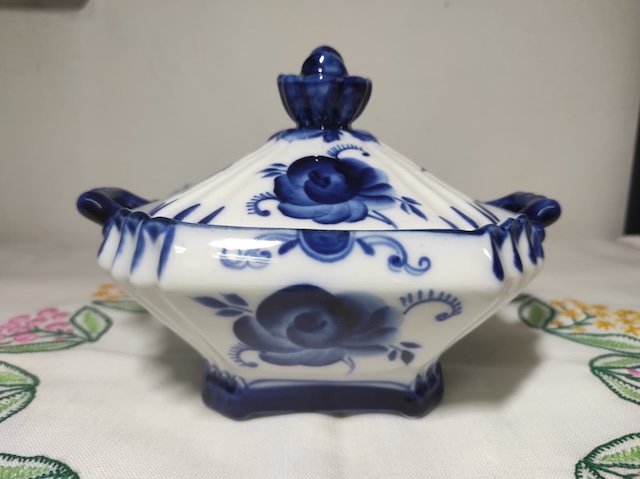 Porcelánová cukřenka s víkem 