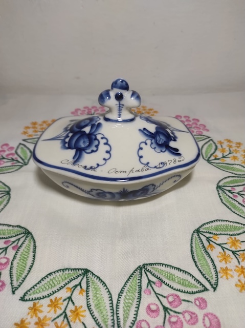 Porcelánová dóza 