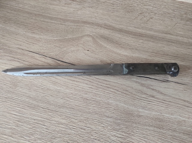 Starý vojenský bodák 