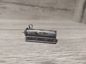 Starožitná stříbrná gravirovaná rtěnka se zrcátkem