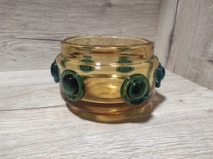Skleněná mísa s nálepy J.Hospodka