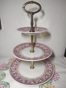 Porcelánový etažér na cukroví 
