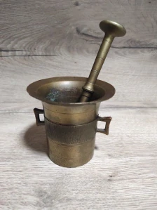 Starý mosazný hmoždíř č. 4