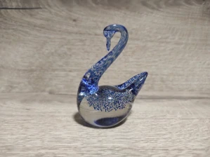 Skleněná figurka labuť