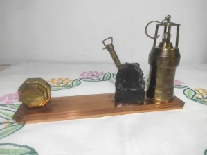 Hornický kahan se sbíječkou na podstavci pro fotku 