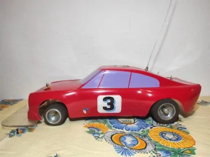 Retro dálkově ovládané autíčko (RC model)