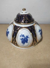 Porcelánová dóza Royal Dux 