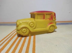 Retro pískací gumová hračka – automobil