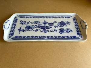 Porcelánový cibulákový podnos – RGK Leander 1946