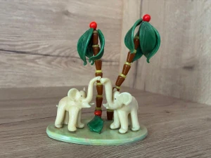 Skleněná retro plastika Sloni a palmy – Jaroslav Brychta