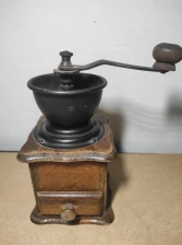 Starý mlýnek na kávu 