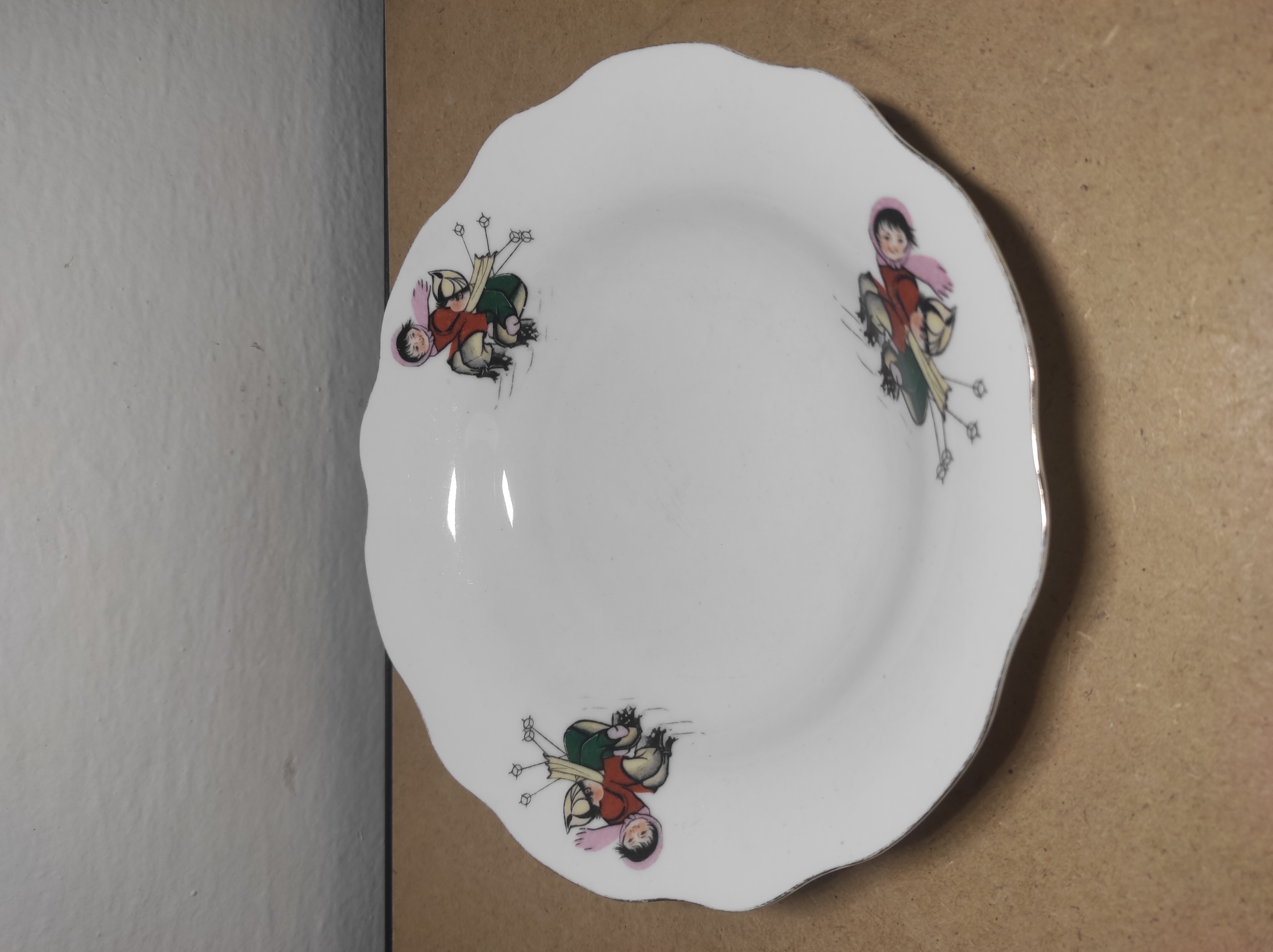 Retro, starý dětský talíř - Děti na saních