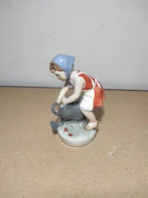 Porcelánová soška, Royal Dux, děvčátko s konvicí