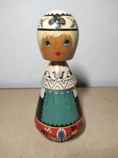 Dřevěná malovaná panenka