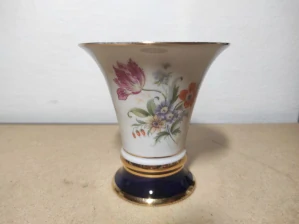 Porcelánová vázička Royal Dux 