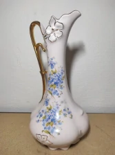 Váza z růžového porcelánu s pomněnkami