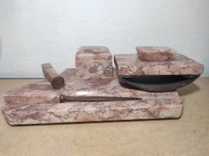 Starý mramorový kalamář