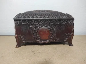 Stará zdobená plastova šperkovnice 