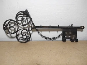 Retro kovový věšák a klíče 