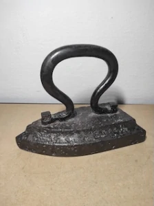 Starožitná kovová žehlička 