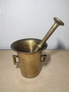 Starý mosazný hmoždíř 