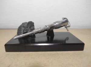 Stará plastová dekorace - hornická sbíječka 