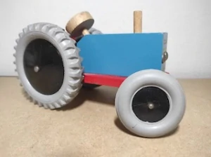 Traktor, dřevněná hračka 