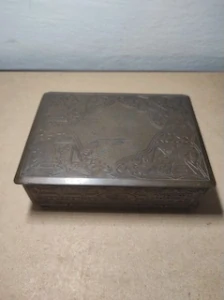 Zdobená kovová krabička na cigarety 