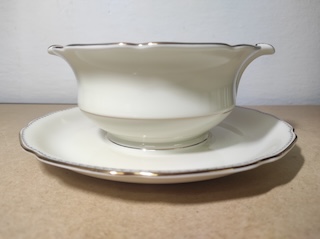 Starý omáčník Royal Ivory 