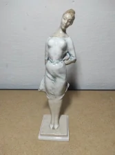 Porcelánová soška dáma s deštníkem