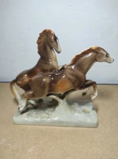 Porcelánová soška, koně v běhu, Royal Dux.