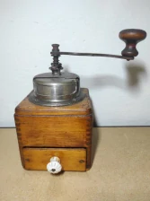 Starý dřevěný mlýnek na kávu 