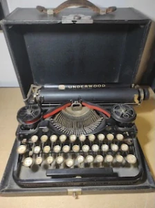 Starý kufříkový psací stroj - UNDERWOOD U.S.A 