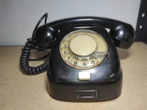 Starý bakelitový telefon - Tesla